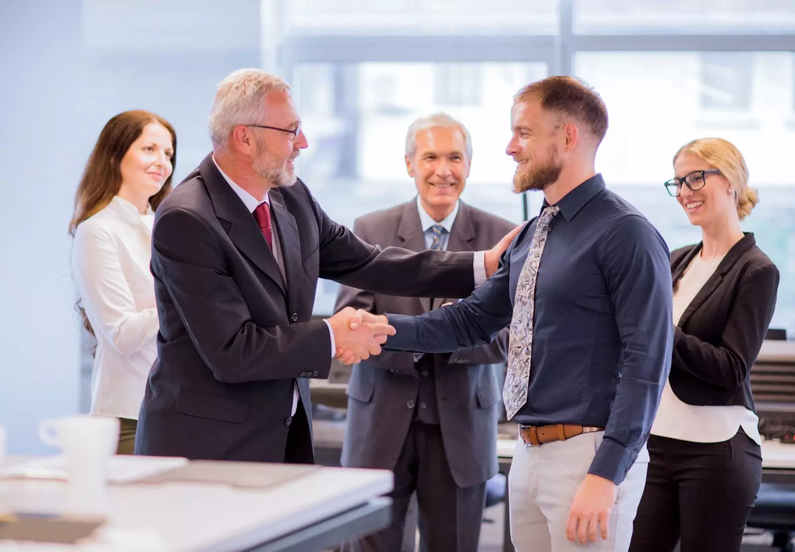 shake-hands-manager-and-the-employee